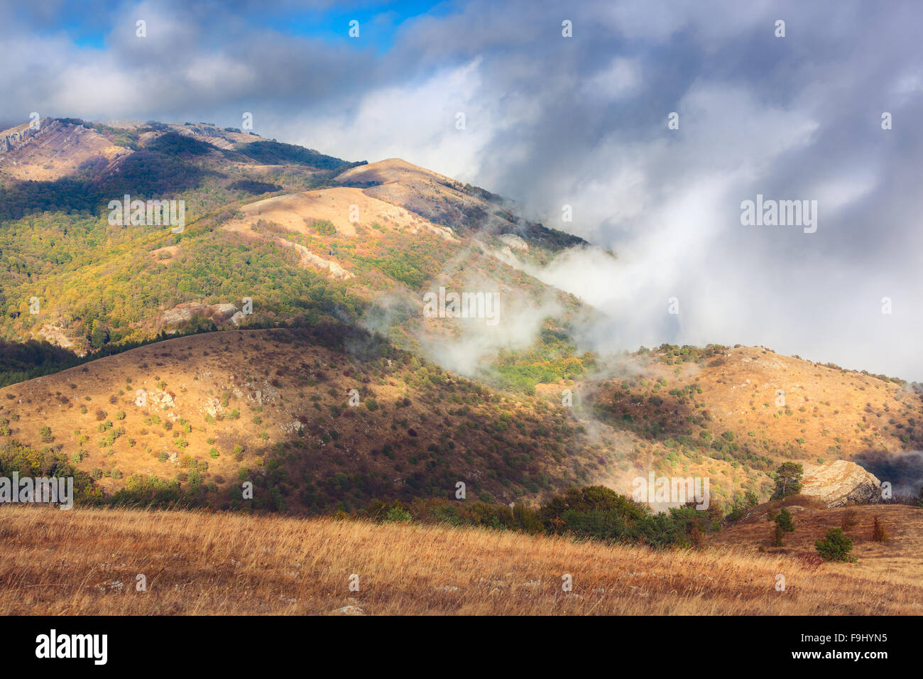 Montagna drammatico paesaggio autunnale al tramonto. Nuvole basse. Sullo sfondo della natura Foto Stock