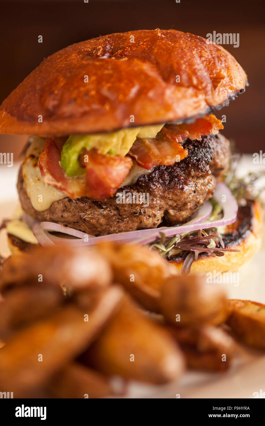 Hamburger con avocado, bacon, formaggio e cipolle, Barbareno Ristorante Santa Barbara, California Foto Stock