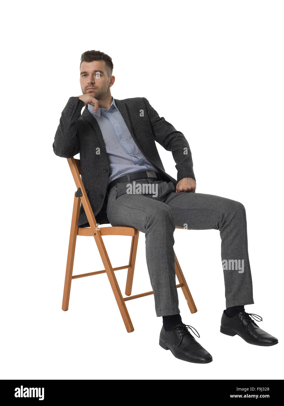 Imprenditore seduti su una sedia e pensando a piena lunghezza Ritratto isolato su sfondo bianco Foto Stock
