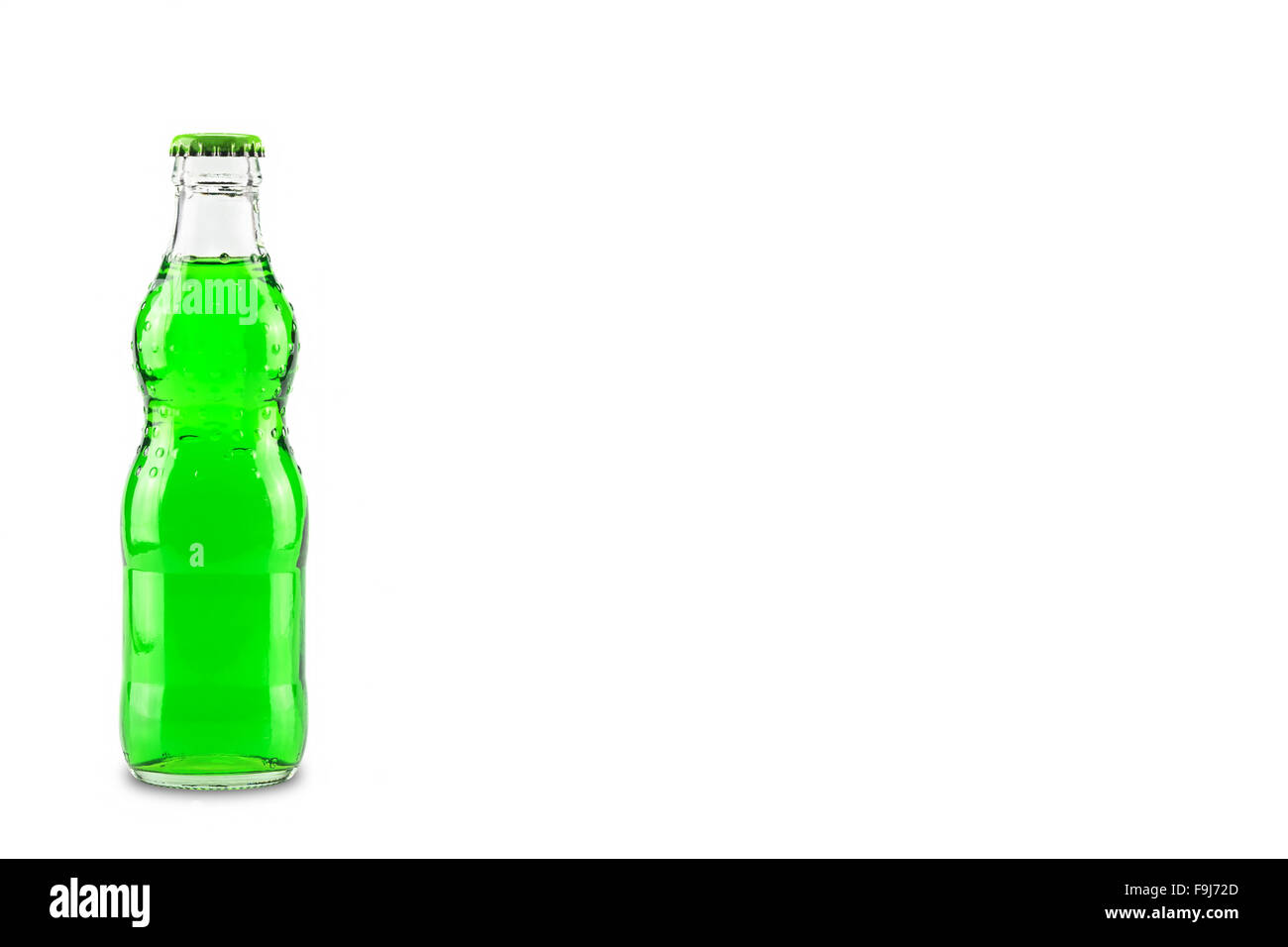 Una bottiglia di soda verde (coca cola) vetro soda isolato su sfondo bianco Foto Stock