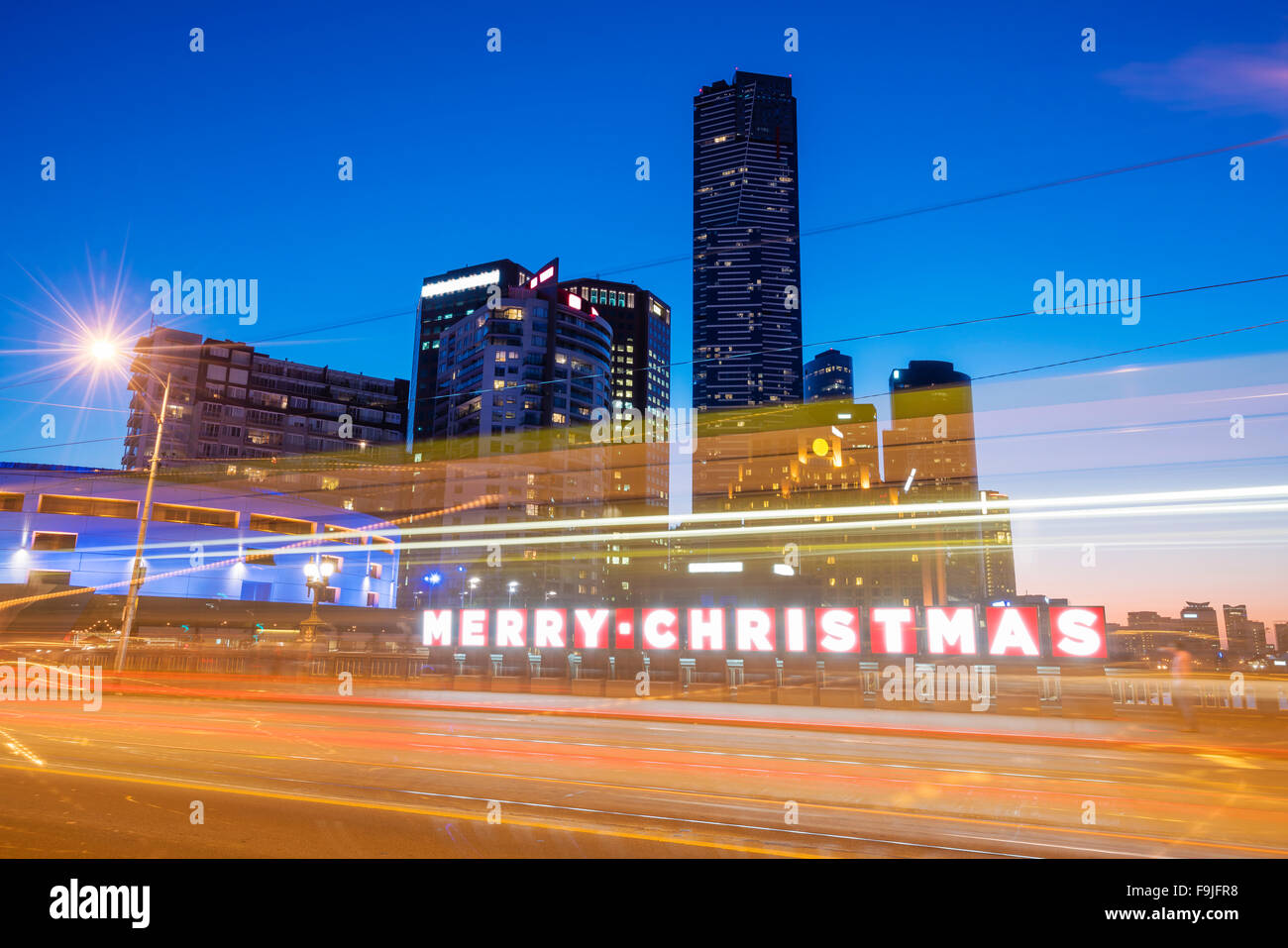Buon Natale sign in una città Foto Stock