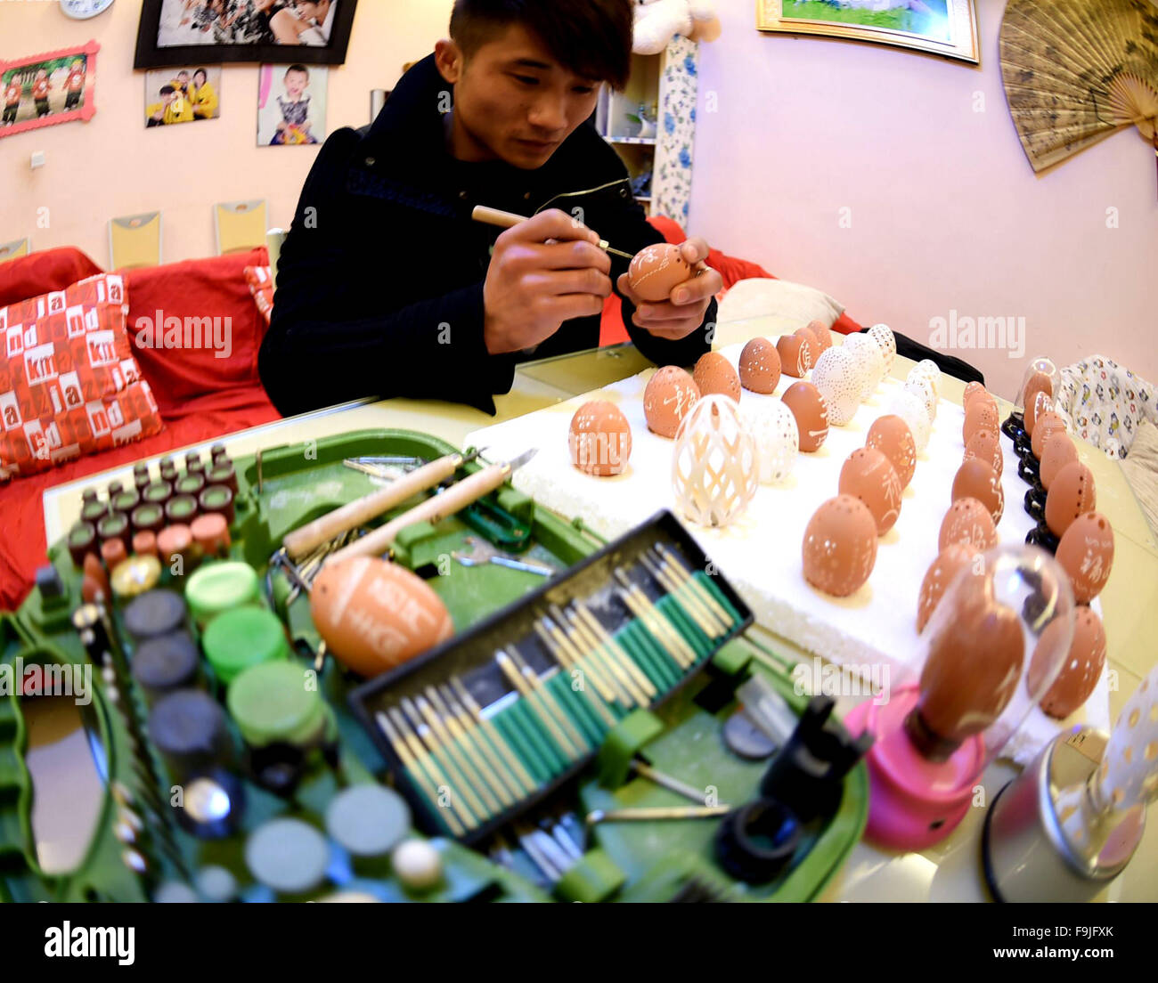 Bozhou, cinese della provincia di Anhui. Xvi Dec, 2015. Lo chef ha Ya, nato a ottanta, rende le sculture in legno di uovo a casa nella città Bozhou, est cinese della provincia di Anhui, Dic 16, 2015. Uovo di carving, un folk craft combinare forme d arte di pittura e di scultura, diventa popolare negli ultimi anni. © Liu Qinli/Xinhua/Alamy Live News Foto Stock