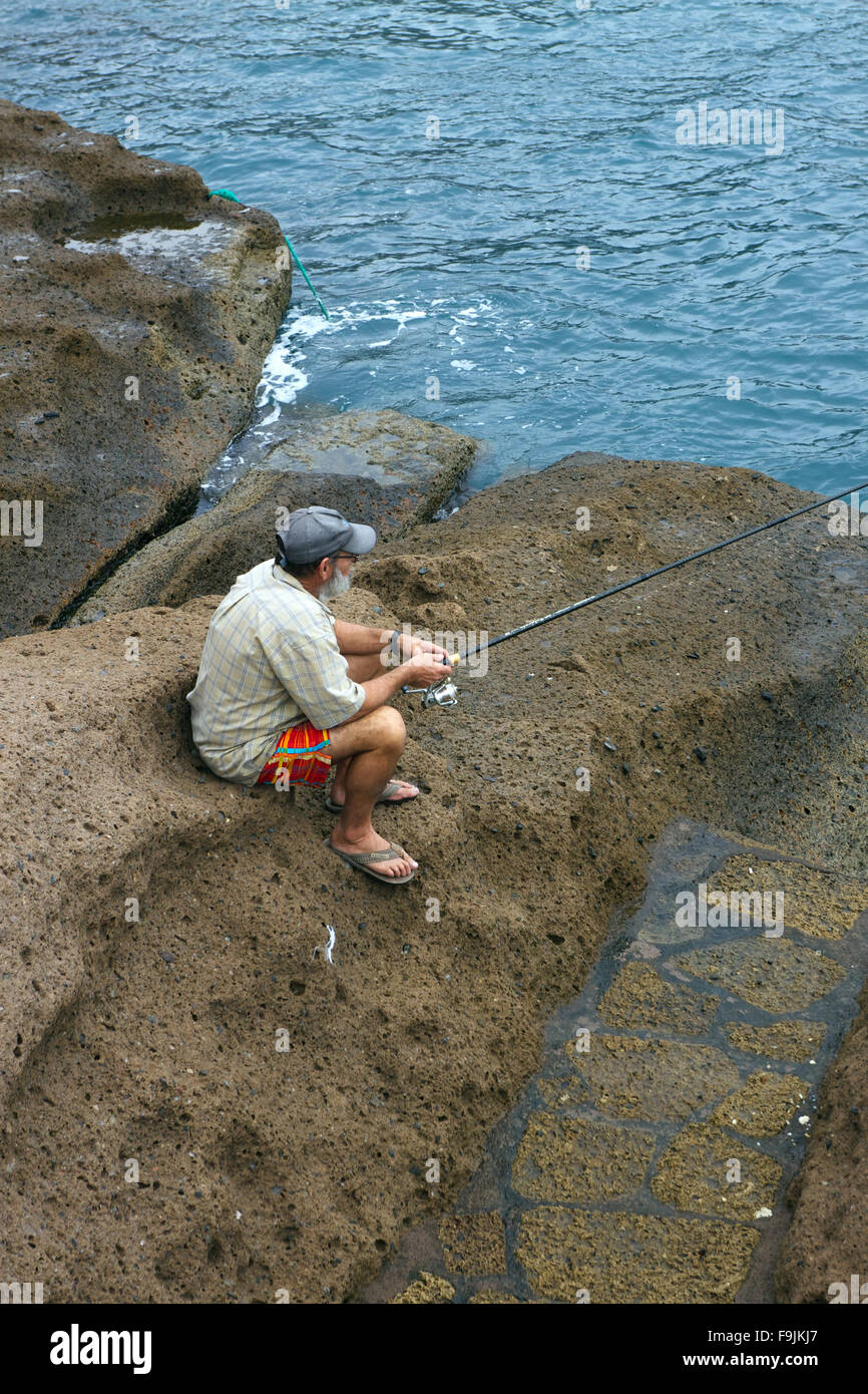 L'uomo per la cattura di pesce in riva al mare Foto Stock