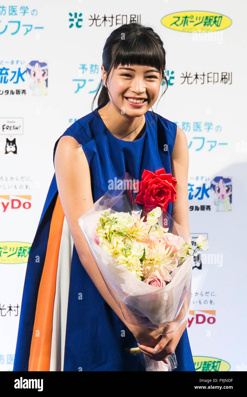 Suzu Hirose, Dic 16, 2015 : Attrice Suzu Hirose riceve il quarantesimo Hochi Film Awards' migliore nuova attrice premio su dicembre 16, 2015 a Tokyo, Giappone. Il Hochi Film Awards sono annuale di film specifici di premi assegnati dal giapponese Sports Hochi giornale. © Rodrigo Reyes Marin/AFLO/Alamy Live News Foto Stock