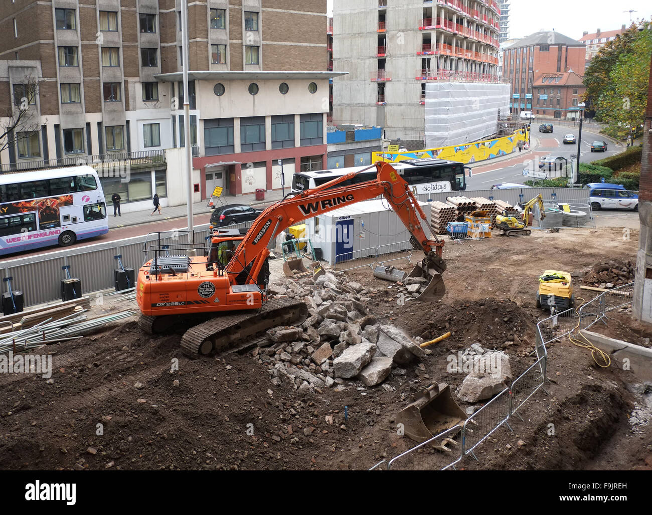 Macchine al lavoro su un progetto di costruzione nel centro della città di Bristol, Inghilterra, Foto Stock