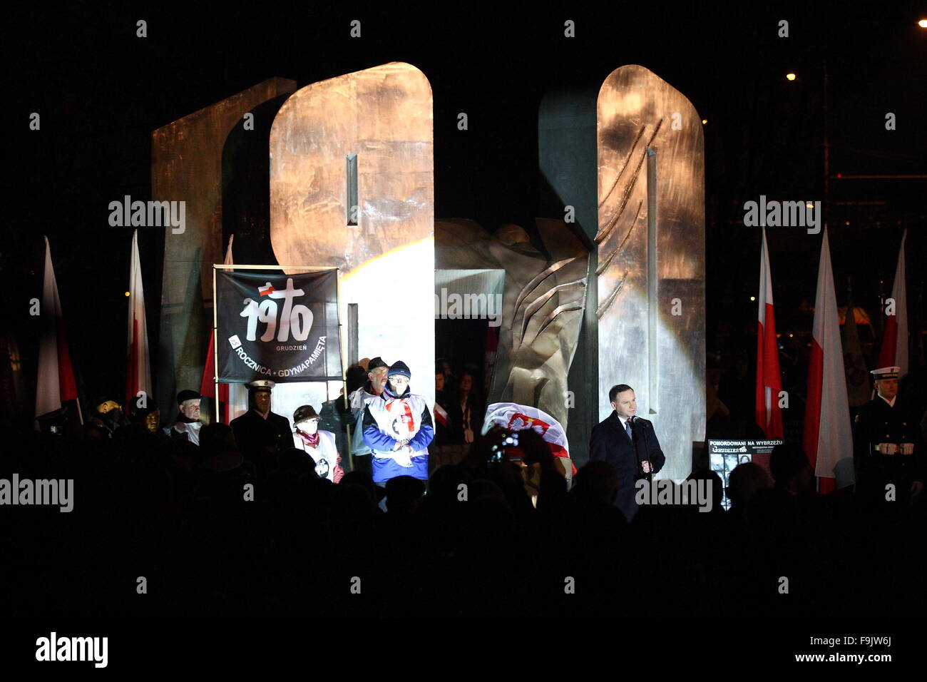 Gdynia, Polonia 17th, dic. 2015 Presidente del pof Polonia Andrzej Duda prende parte al quarantacinquesimo anniversario del polacco 1970 proteste. Duda paga onore ai caduti i lavoratori del cantiere sotto il Monumento alle Vittime del dicembre 1970 a Gdynia. Credito: Michal Fludra/Alamy Live News Foto Stock