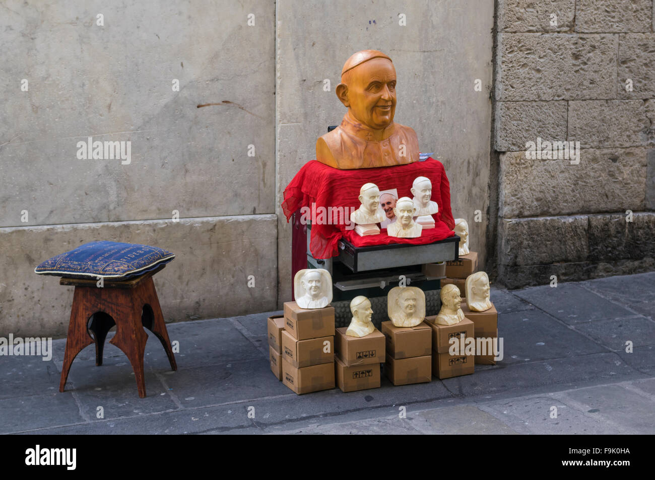 I busti di Francesco Papa in vendita a Genova, Italia. Foto Stock