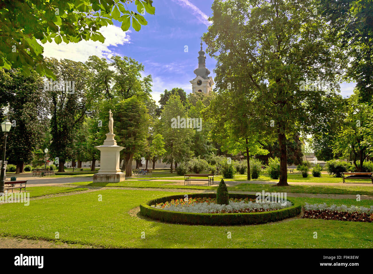 Green Park e Chiesa in vista Bjelovar, Croazia Foto Stock