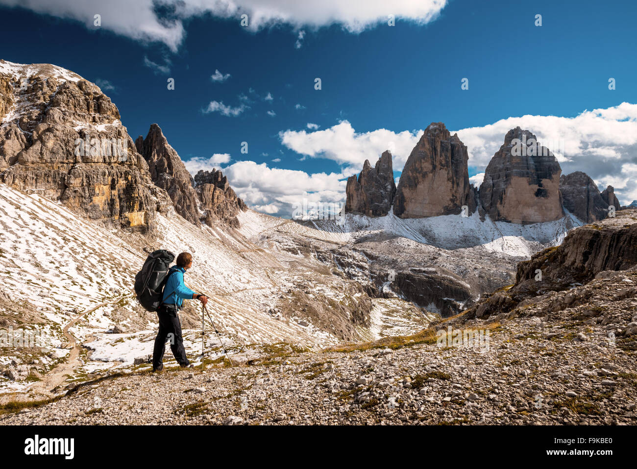 Escursionista femmina in montagna Foto Stock