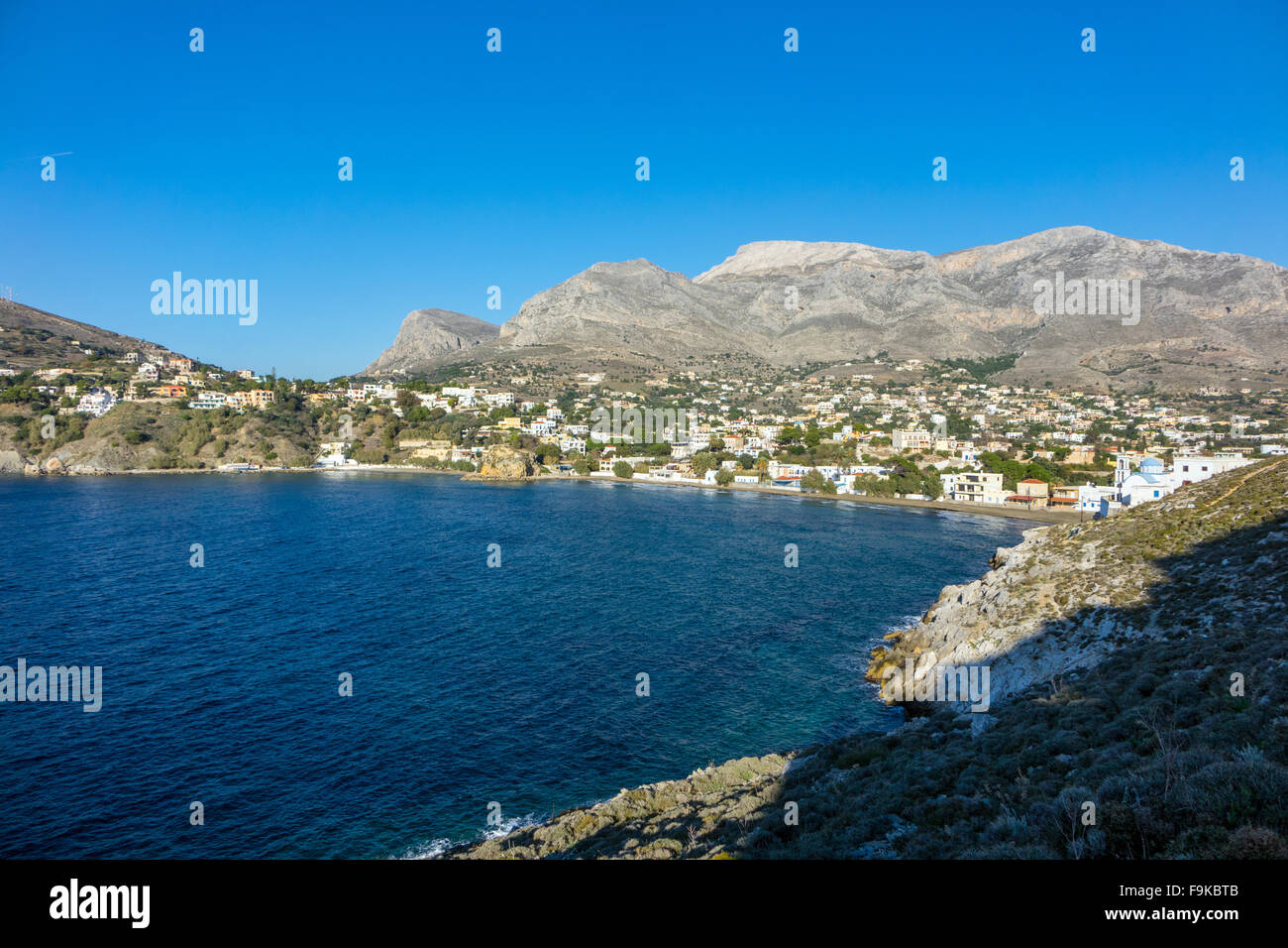 Kantouni beach sulle isole greche di Kalymnos con Profitis Ilias in background Foto Stock