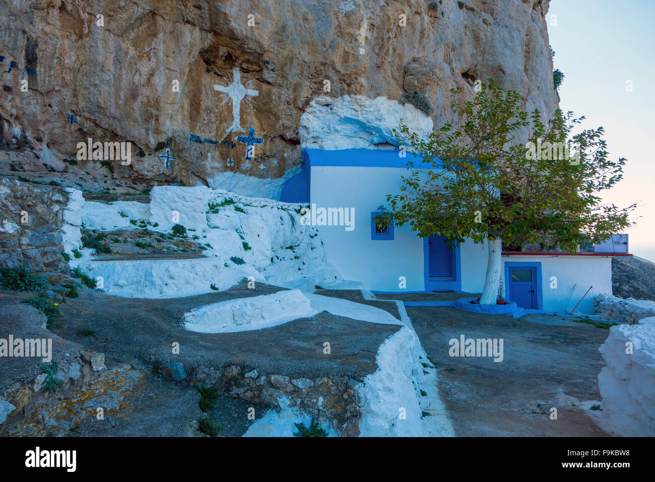 St Photis cappella costruita nella roccia, Kalymnos, Grecia Foto Stock