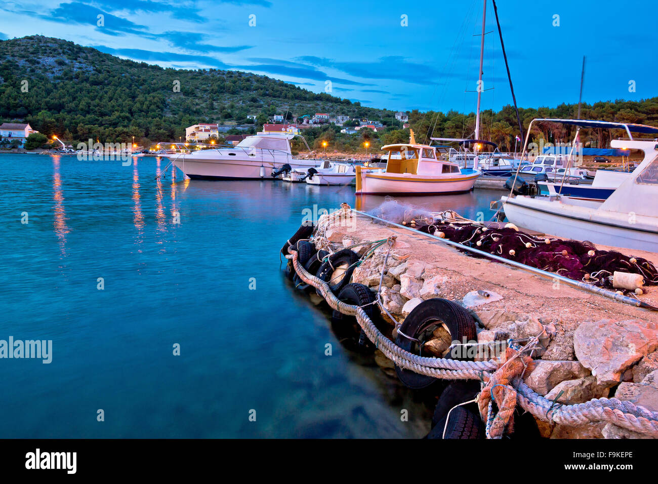 Serata blu a Drage Harbour, Pakostane Croazia Foto Stock