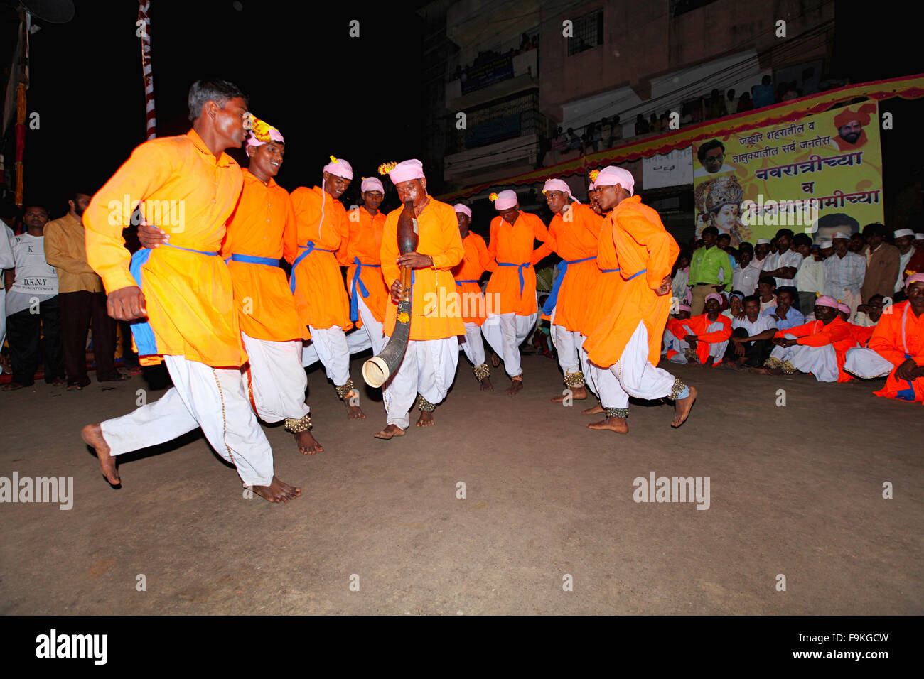 Tribal group eseguendo danze tribali. Warli tribù. Villaggio Jawahar, Maharashtra, India. Foto Stock