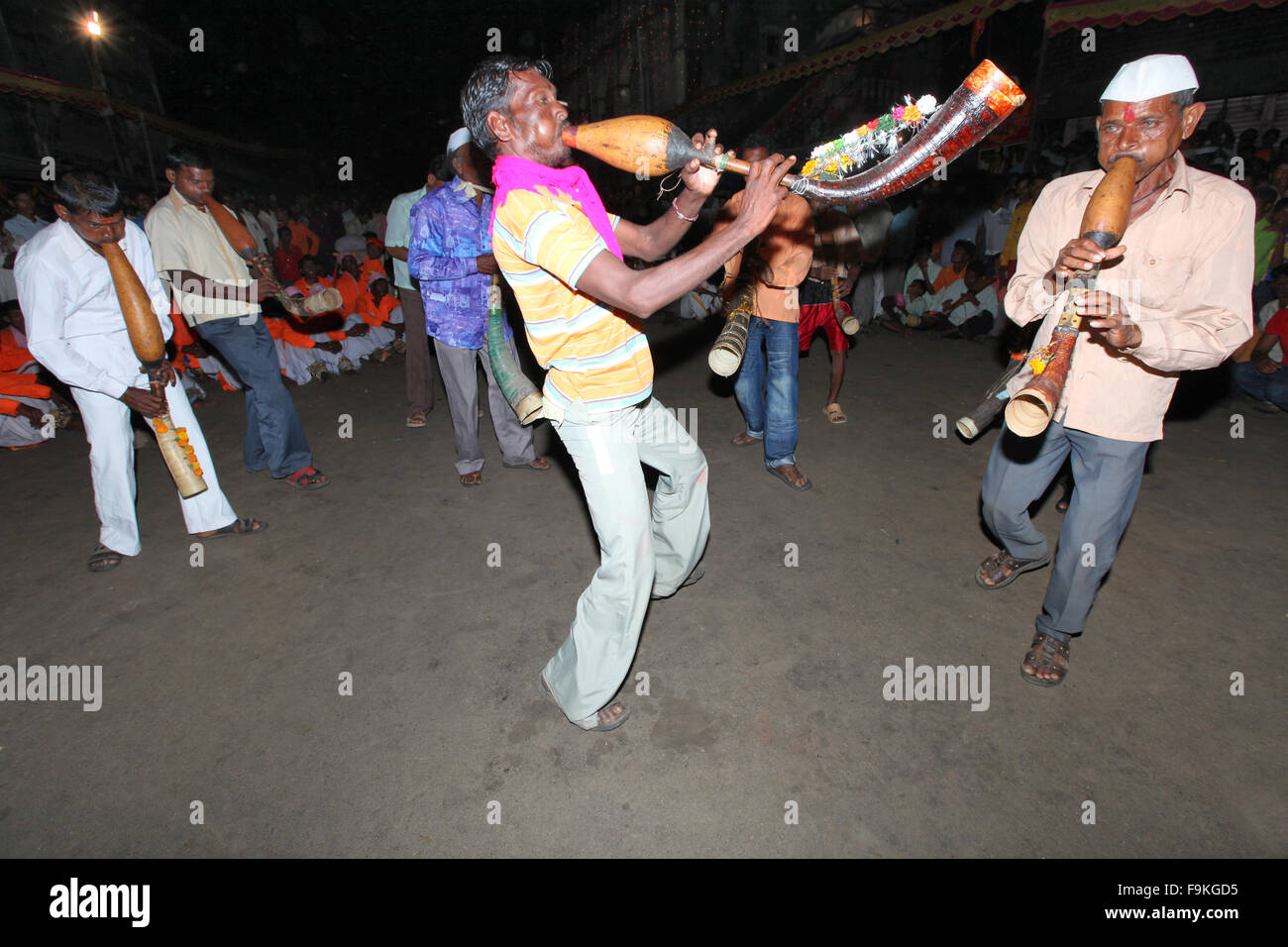 Musicista giocando tutari un bugle-come strumento. Warli tribù. Villaggio Jawahar, Maharashtra, India. Foto Stock