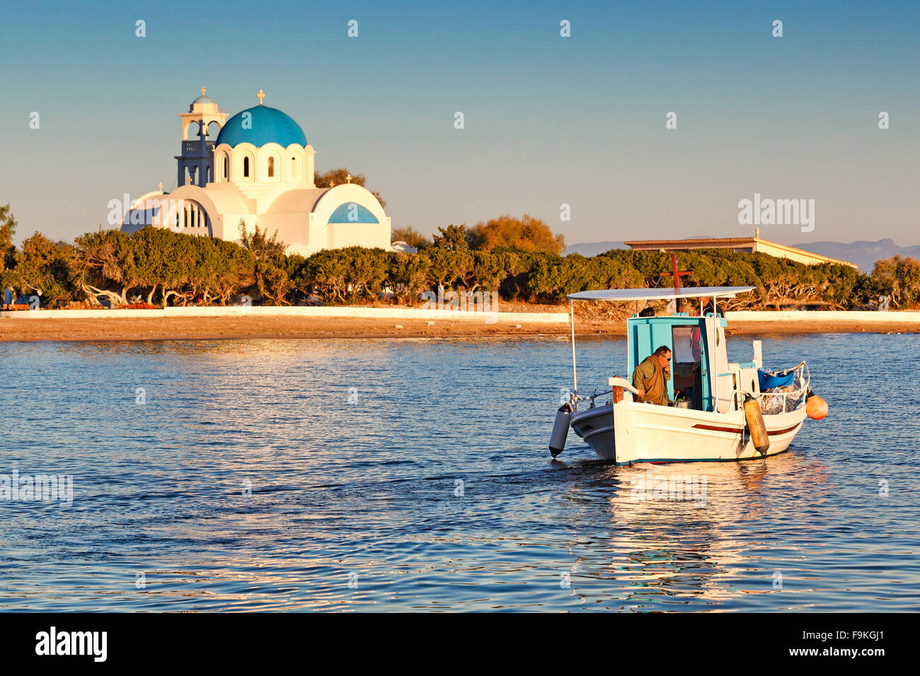 Una barca da pesca nel porto di Skala in Agistri Island, Grecia Foto Stock