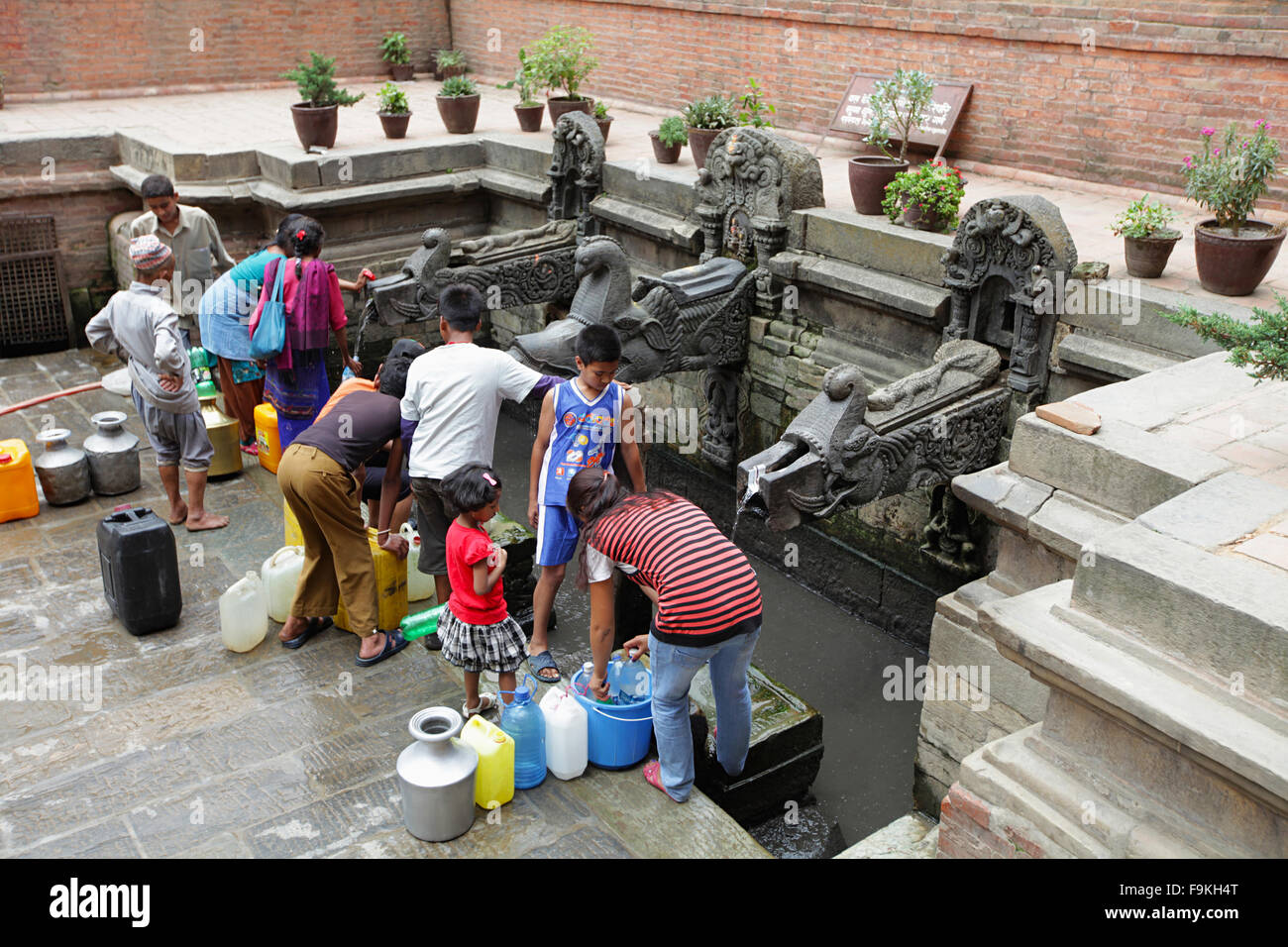 Persone il recupero di acqua. Kathmandu Patan Durbar Square. Kathmandu, Nepal. Foto Stock