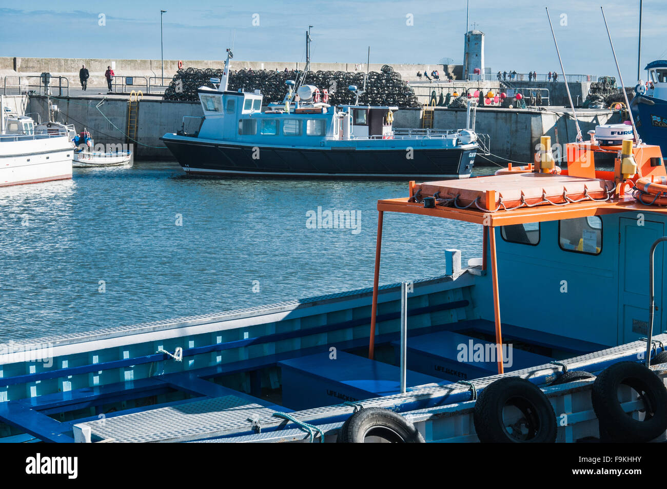 Barche da pesca legato in porto Seahouses Northumberland Foto Stock