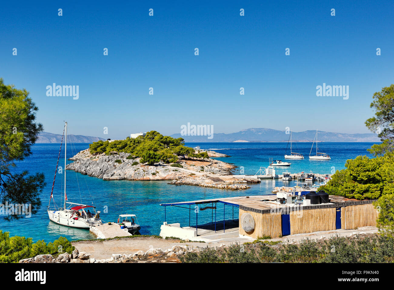 La piccola isola Aponisos vicino a Agistri Island, Grecia Foto Stock