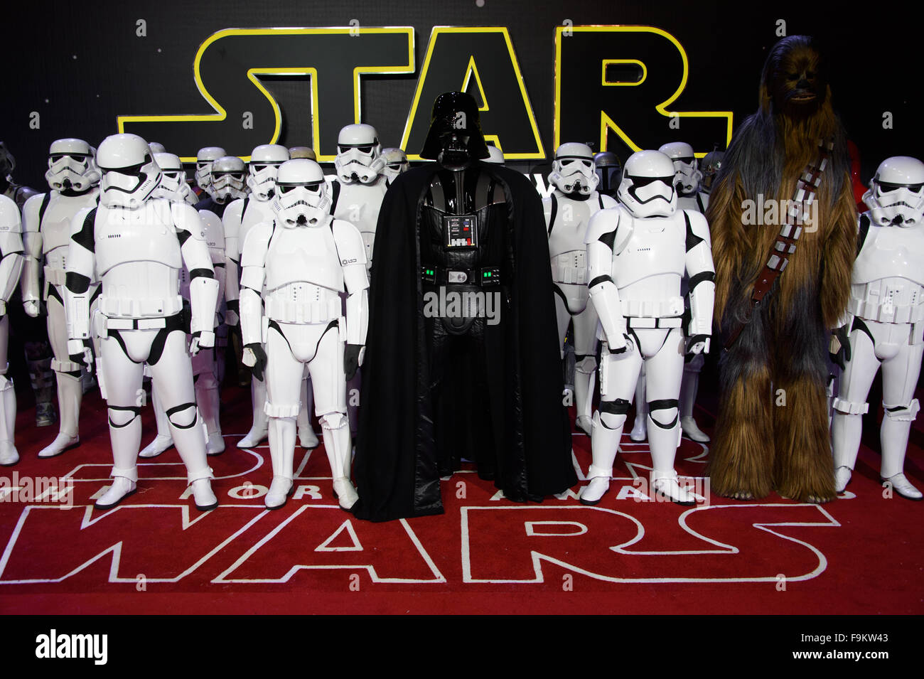 Stormtroopers e Darth Vader presso la "Star Wars: La forza risveglia ' Premiere a Londra Foto Stock