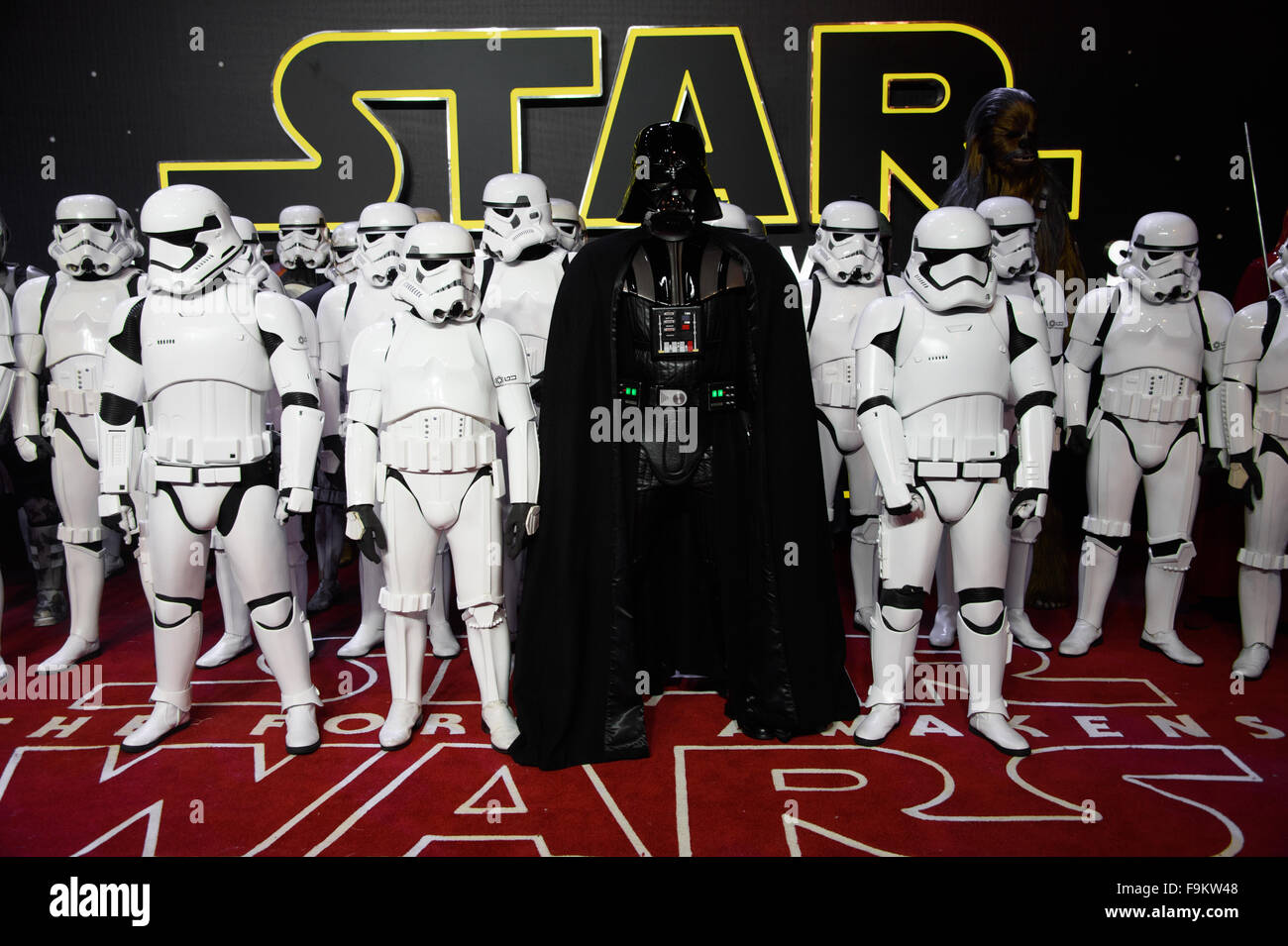 Stormtroopers e Darth Vader presso la "Star Wars: La forza risveglia ' Premiere a Londra Foto Stock