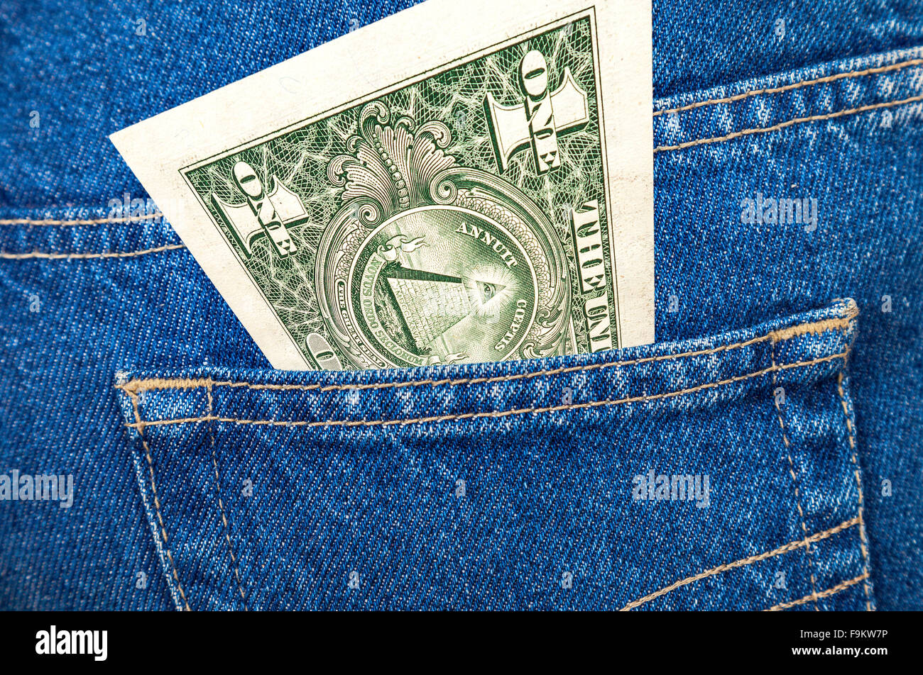 Un dollaro statunitense che sporge dalla tasca dei jeans Foto Stock