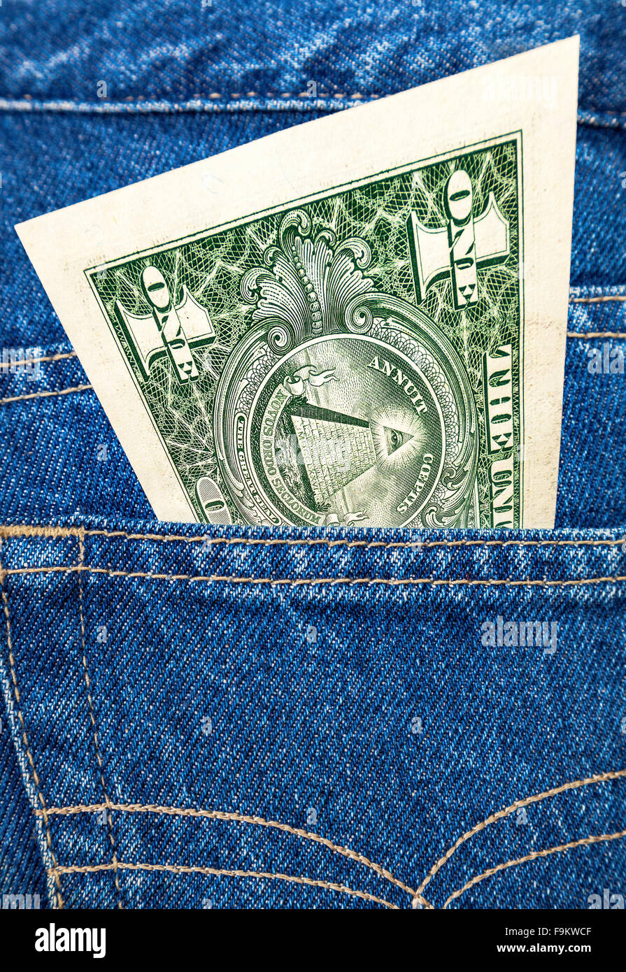 Un dollaro statunitense che sporge dalla tasca dei jeans Foto Stock
