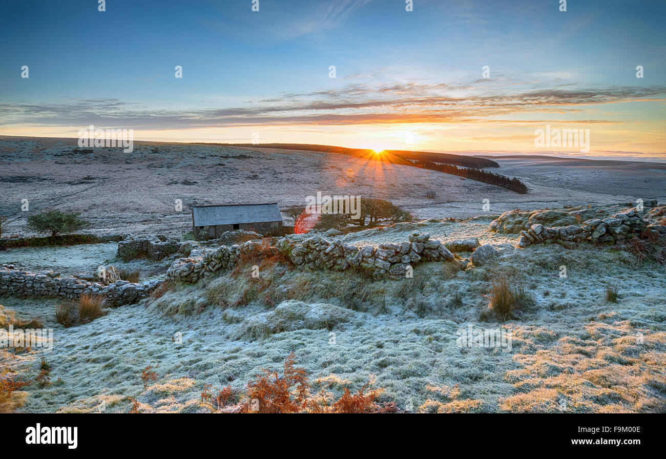 Incredibile inverno sunrise su un gelido mattino oltre e vecchio fienile in pietra sul telecomando brughiera Foto Stock