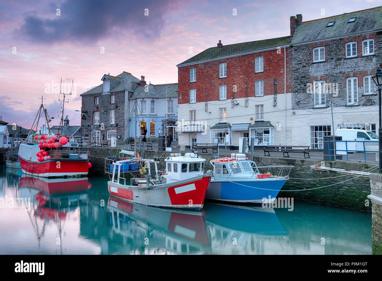 Inverno sunrise sovrasfruttamento barche a Padstow porto sulla costa nord della Cornovaglia Foto Stock