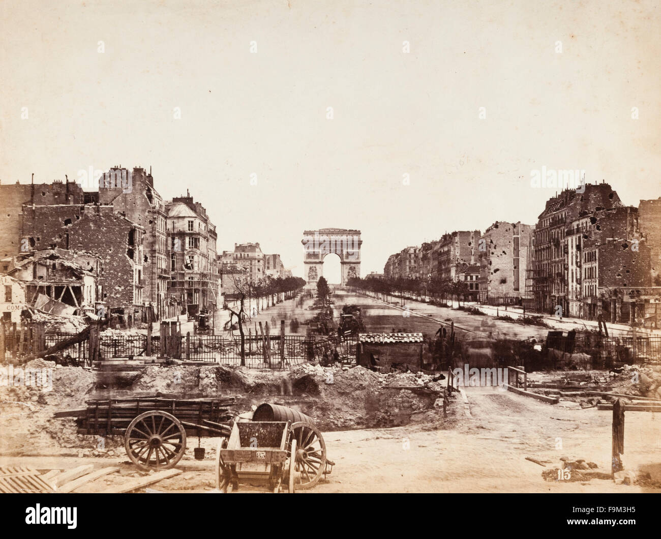 Parigi, Francia, dopo la guerra franco-prussiana del 1870. L Avenue des Champs Elysées di rovine, marzo 1871. L'Arc de Triomphe sorge nella distanza Foto Stock