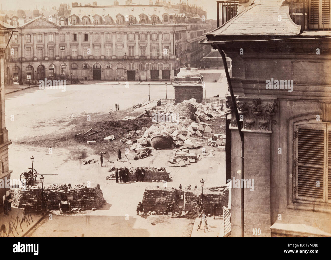 Parigi, Francia, dopo la guerra franco-prussiana del 1870. La Place Vendôme nel 1871, che mostra i resti della colonna Vendôme, demolita per ordine del Comune di Parigi. Foto Stock