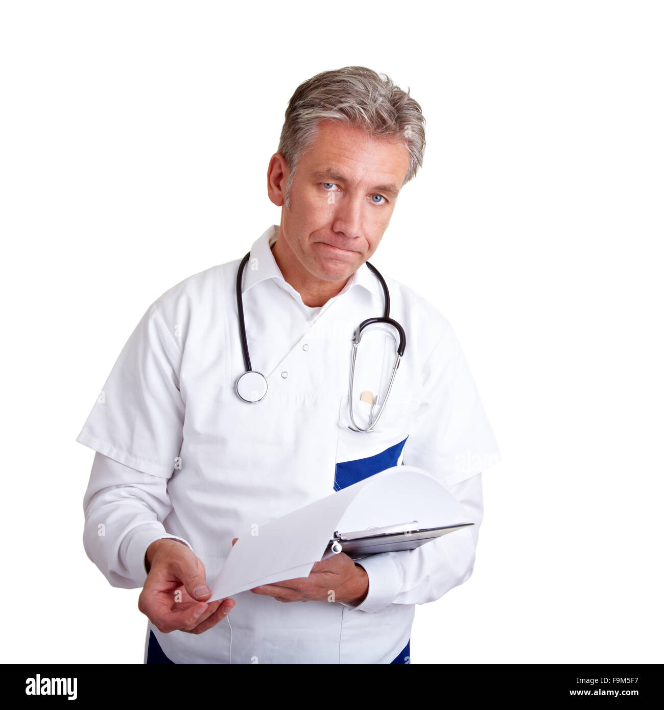 Medico con un blocco appunti cercando di offrire le cattive notizie Foto Stock