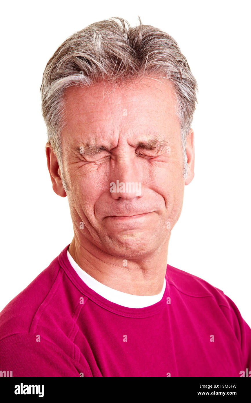 Uomo anziano con i capelli grigi smorfie con disgusto Foto Stock