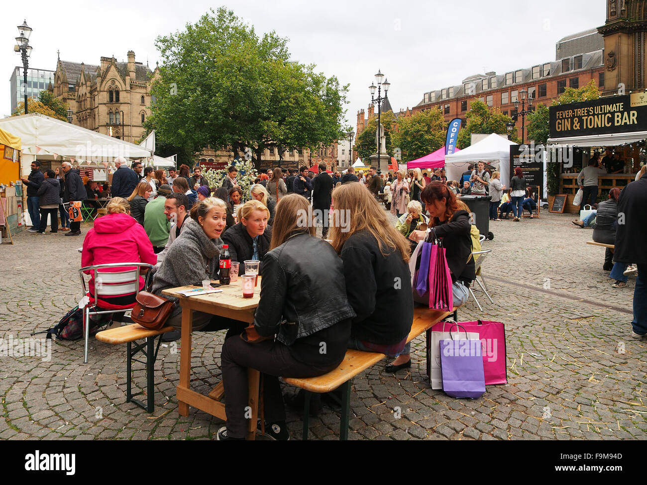 Manchester Food Festival 2015 - persone in piazza Albert godendo di aria aperta cibi e bevande presso la celebrazione annuale. Foto Stock