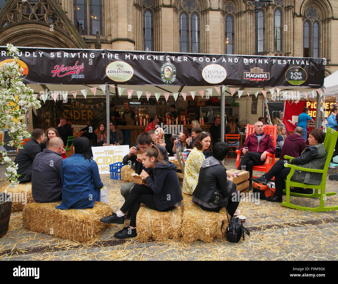 Manchester Food Festival 2015 - persone in piazza Albert godendo di aria aperta cibi e bevande presso la celebrazione annuale. Foto Stock