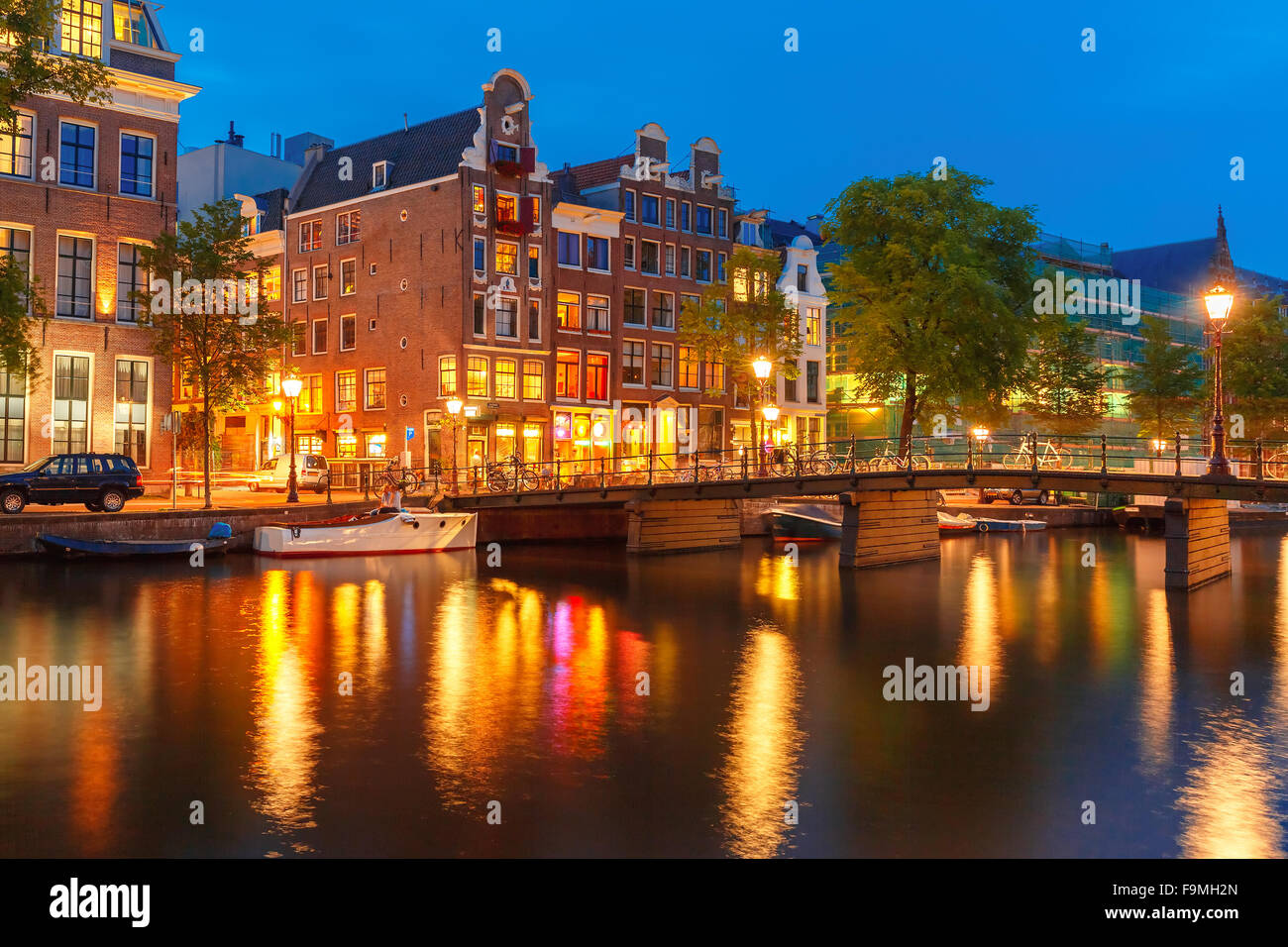 Notte Vista sulla città di Amsterdam canal e ponte Foto Stock