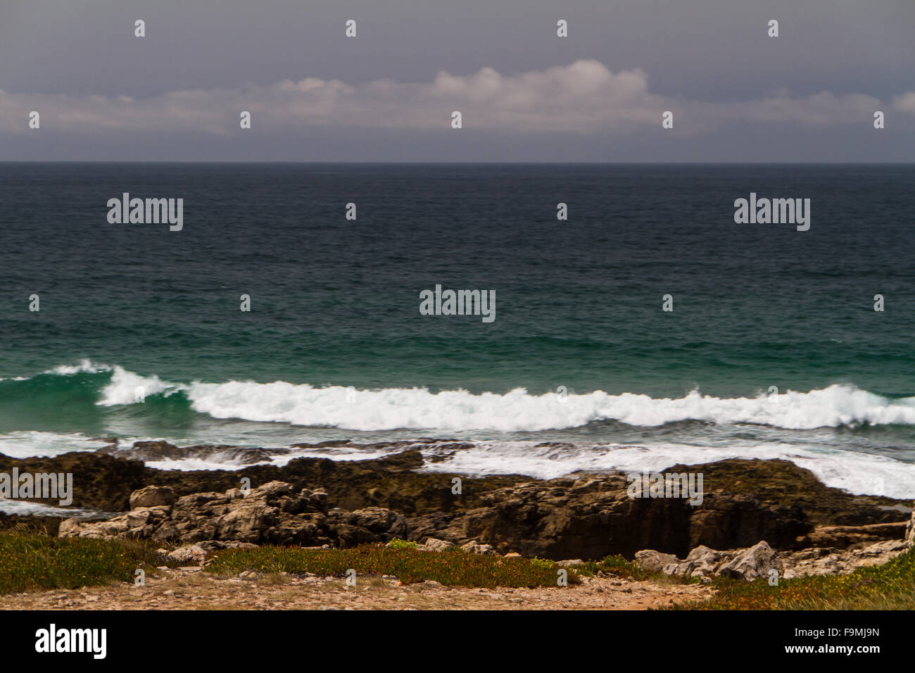 Le onde combattere su deserta costa rocciosa di oceano Atlantico, Portogallo Foto Stock