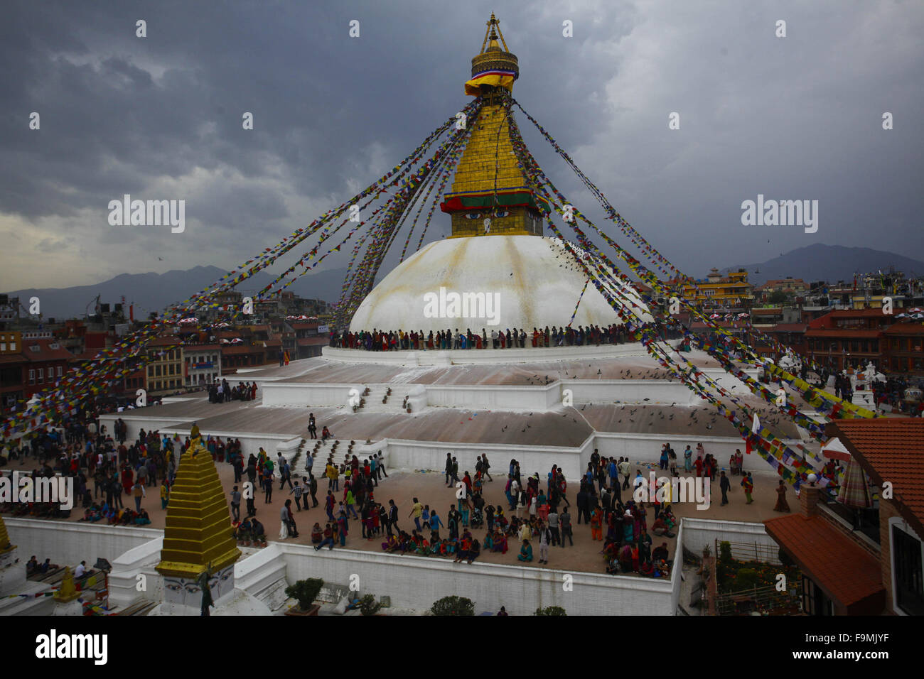 Kathmandu. Xxv Aprile, 2015. File foto scattata il 3 aprile 2015 mostra la vista di Bouddhanath Stupa prima che sia stato danneggiato dal terremoto dello scorso Aprile 25, 2015 in Kathmandu, Nepal. Il Nepal è il Parlamento ha approvato il nuovo progetto di legge Mercoledì per consentire al governo di spendere miliardi di dollari promessi dai donatori stranieri sulla ricostruzione per le persone che hanno perso le loro case durante un terremoto devastante di quest'anno. © Pratap Thapa/Xinhua/Alamy Live News Foto Stock