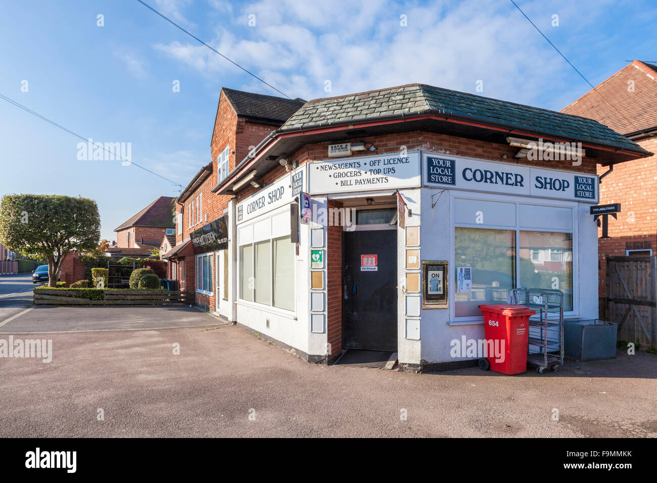 Un archivio locale. Corner Shop, Wolverhampton, Nottinghamshire, England, Regno Unito Foto Stock