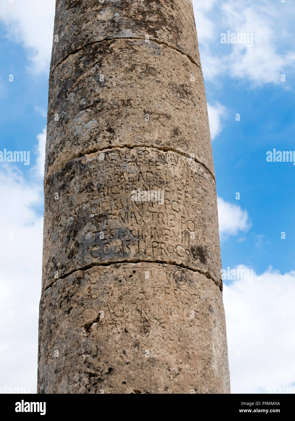 Antica iscrizione sul ponte Cendere, Kahta, Adıyaman, Anatolia sud-orientale, in Turchia. Foto Stock