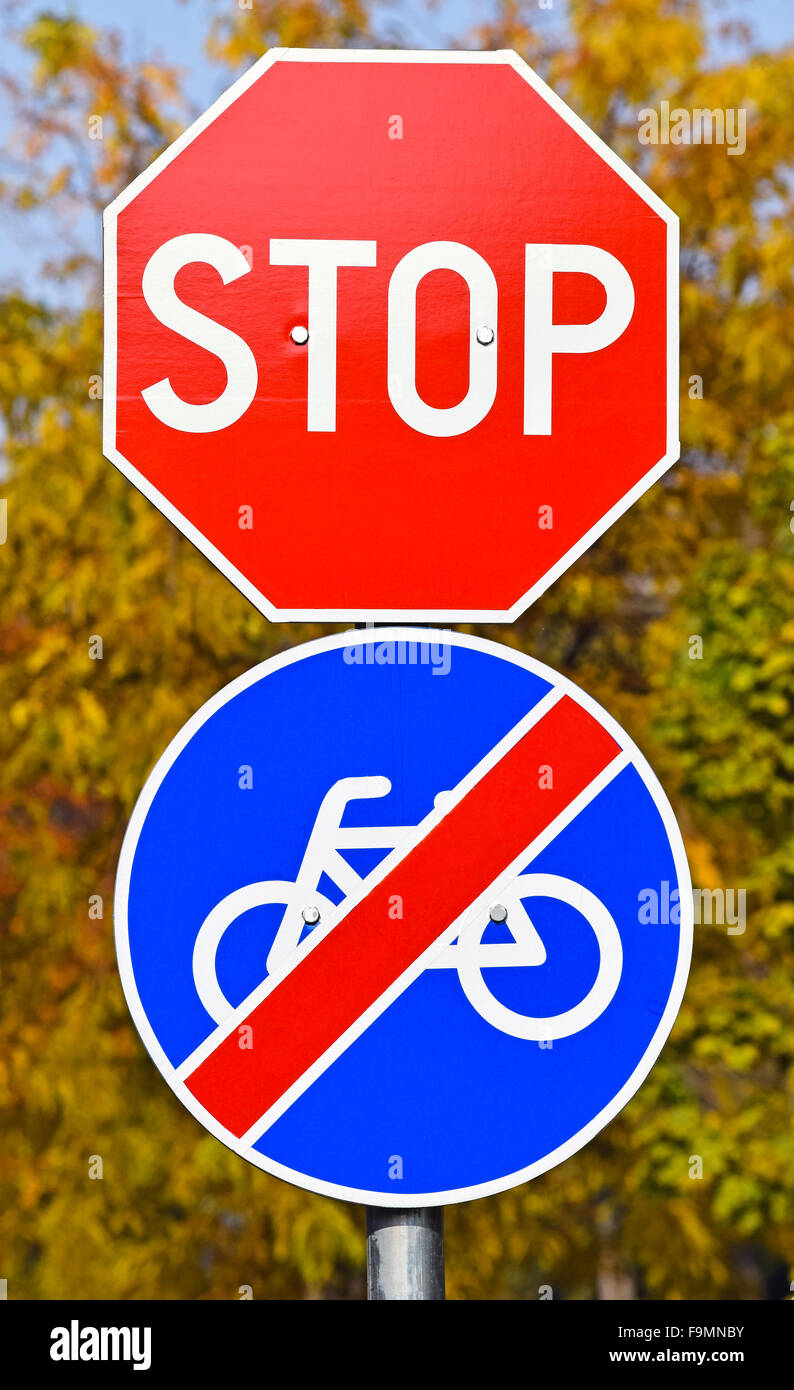 Il segnale di arresto e fine della bicicletta cartello stradale Foto Stock