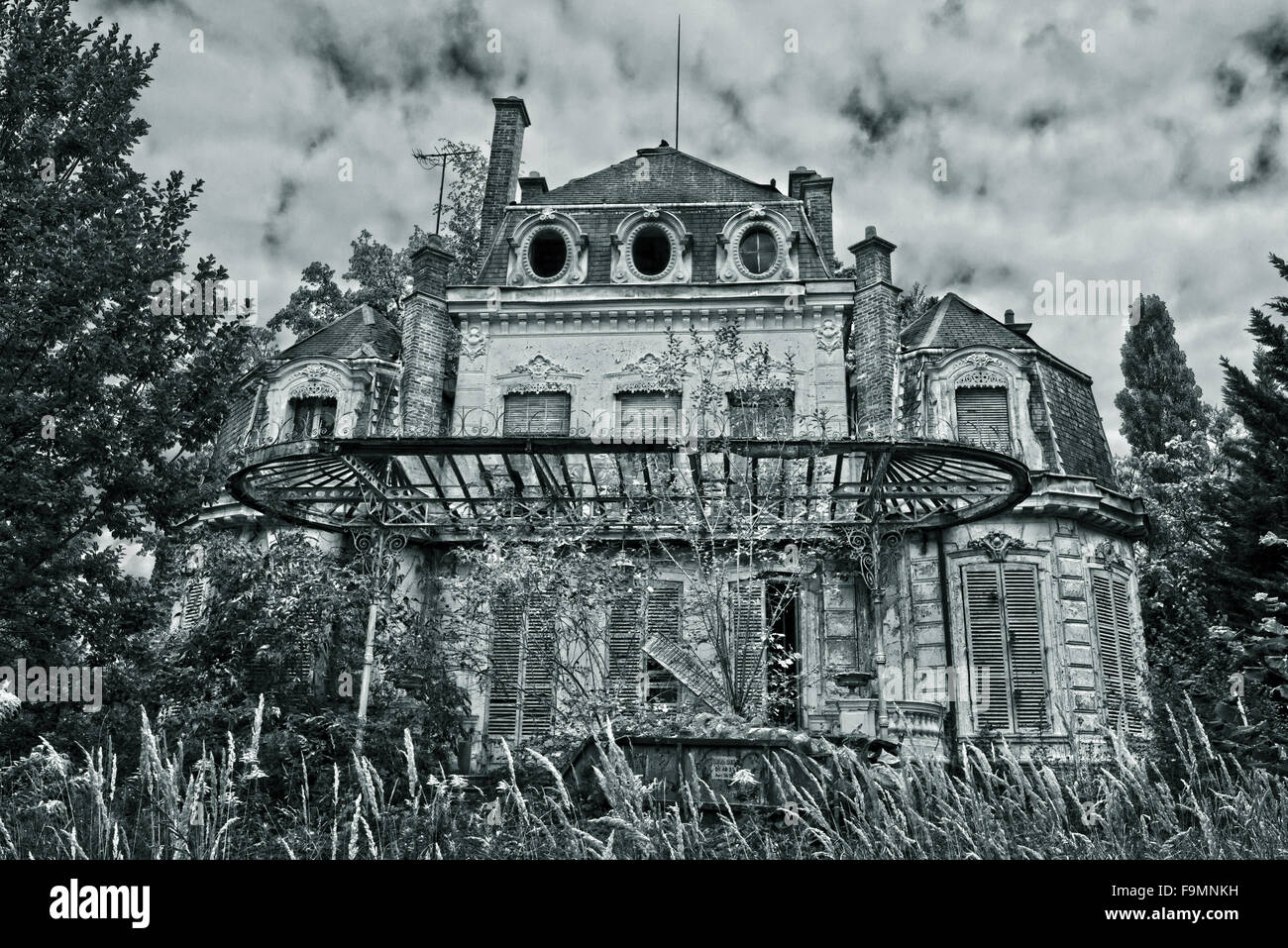 La ormai abbandonata Château è situato all'interno di una ricca comunità gated e è a est di Parigi. Foto Stock