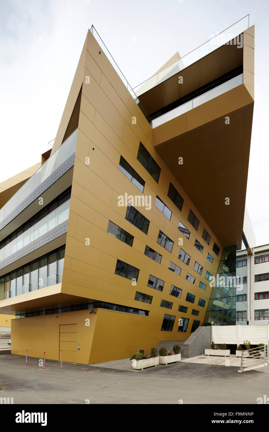 Fine-sulla vista del asimmetrica esterno angolare di Raiffeisen Finance Centre edificio in Eisenstadt Austria Foto Stock