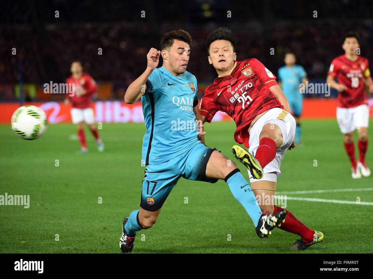 Yokohama, Giappone. Xvii Dec, 2015. Zou Zheng (R) di Guangzhou Evergrande vies per la palla con Munir El Haddadi di Barcellona durante il Club World Cup semi-finale corrispondono a Yokohama, Giappone, Dic 17, 2015. Guangzhou Evergrande perso la partita 0-3. Credito: Liu Dawei/Xinhua/Alamy Live News Foto Stock