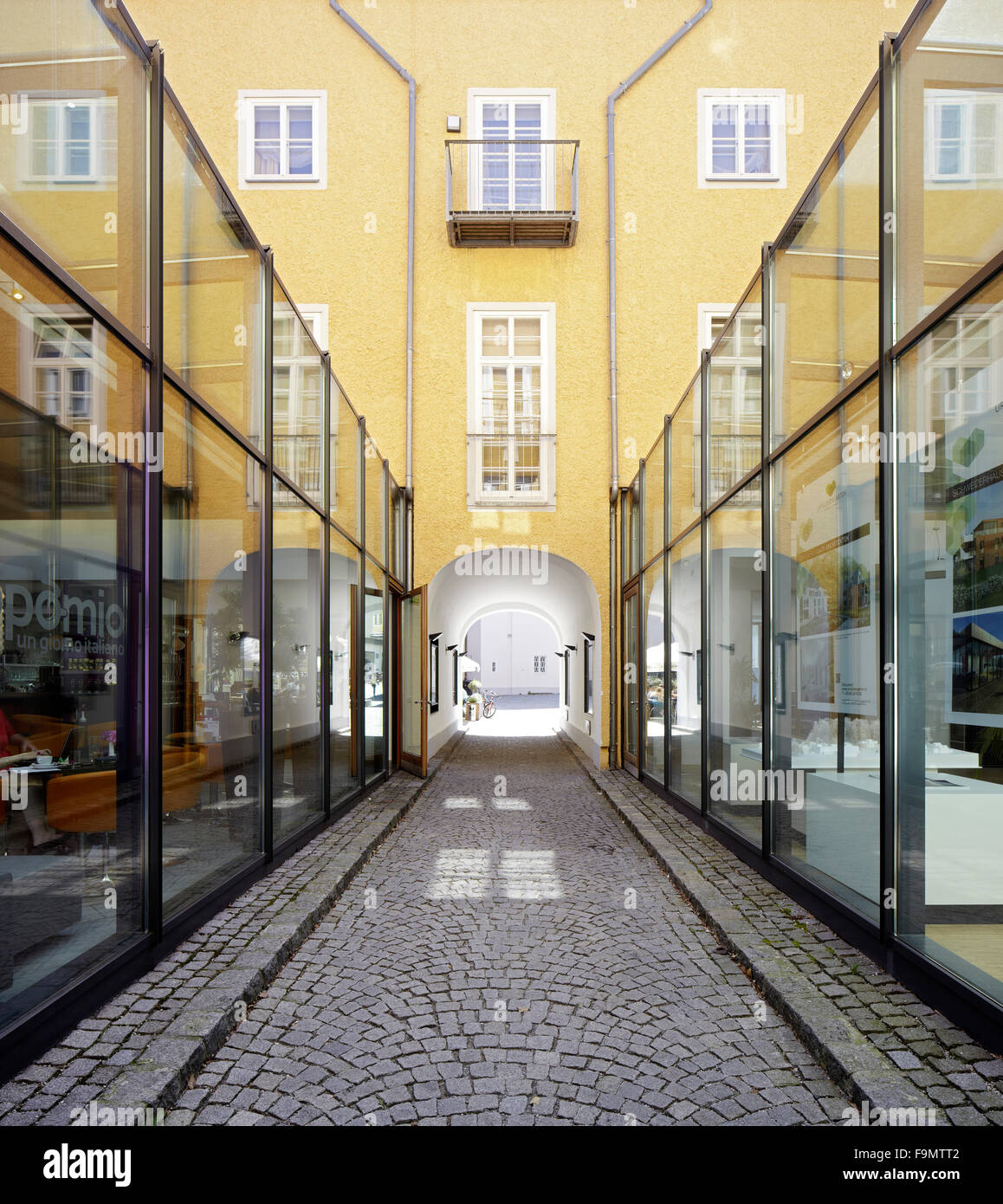 Quartiere urbano. Vetrina immobili in area urbana, e un percorso di ciottoli nel Quartier Bruderhof in Salzburg, Austria Foto Stock