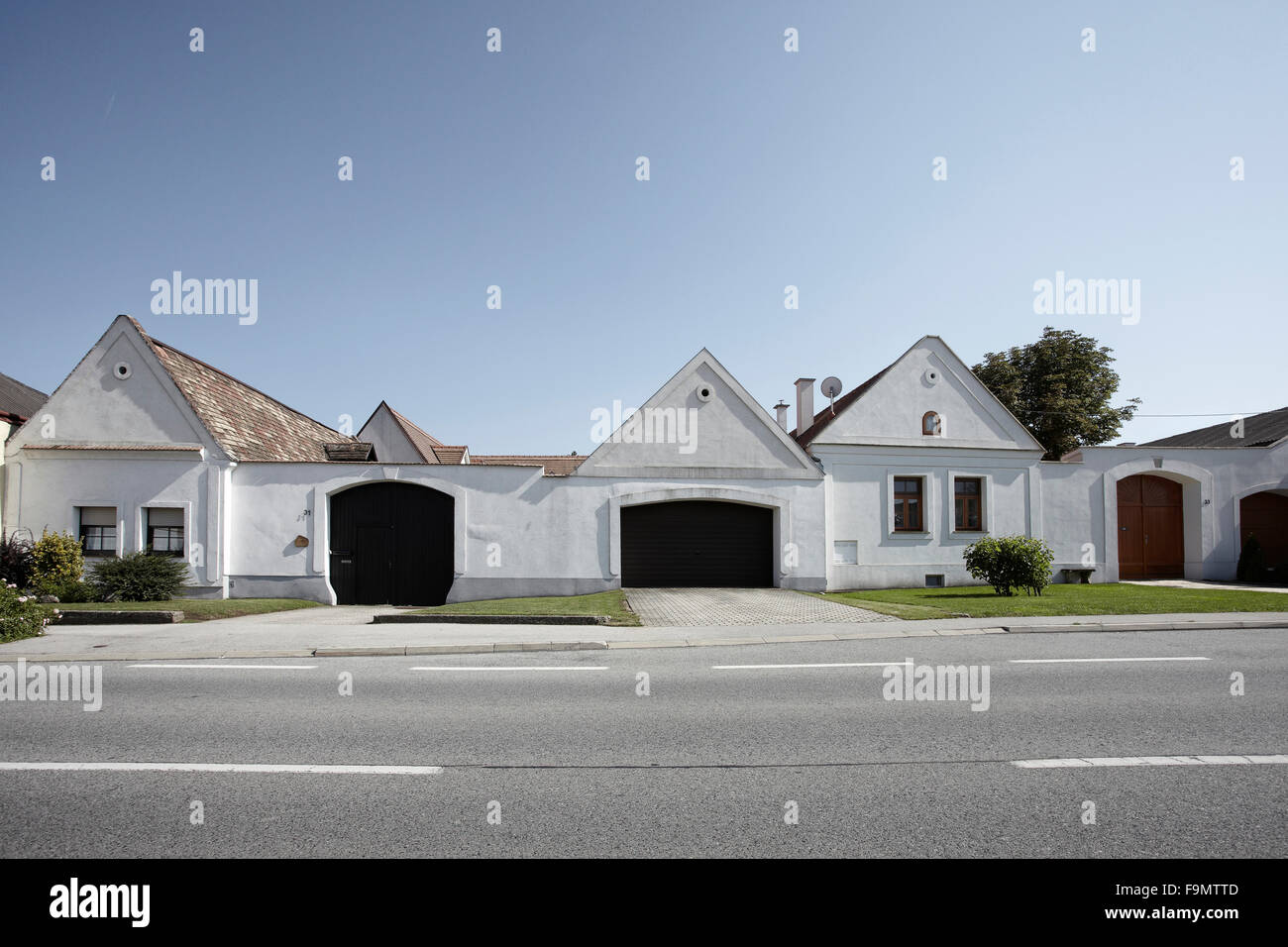 Case tradizionali con il tipico casale pannonico-stile facciate e frontoni in Trausdorf, Burgenland, Austria Foto Stock