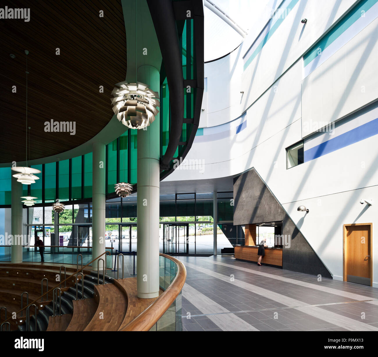 Robert Gordon University Garthdee Campus. Il Riverside est dell'edificio, con spazi aperti, soffitto in vetro su un atrio centrale e spazi sociali. Foto Stock Robert Gordon University Garthdee Campus. Il Riverside est dell'edificio, con spazi aperti, soffitto in vetro su un atrio centrale e spazi sociali. Foto Stock