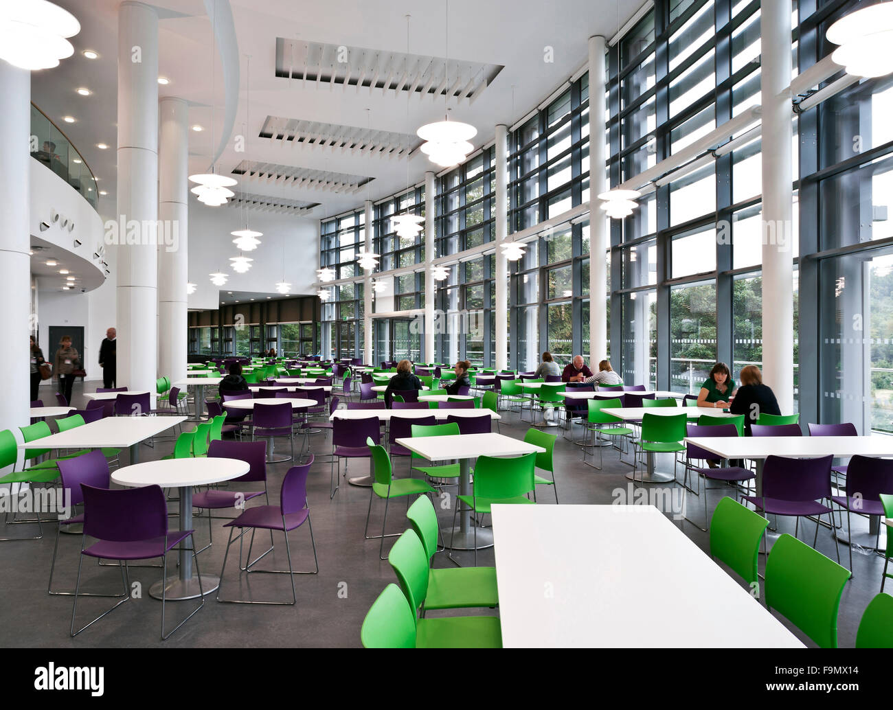 Robert Gordon University Garthdee Campus. Il Riverside est dell'edificio, con spazi aperti, soffitto in vetro su un atrio centrale e spazi sociali. Cafe posti a sedere. Foto Stock