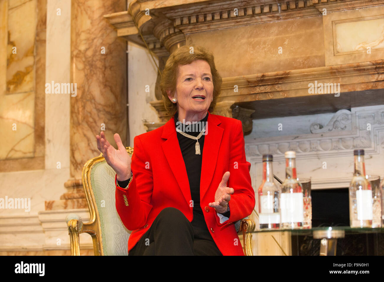 Ex presidente dell'Irlanda Mary Robinson ha mostrato presso il Ministero degli Affari Esteri e del commercio Iveagh House Dublin Foto Stock