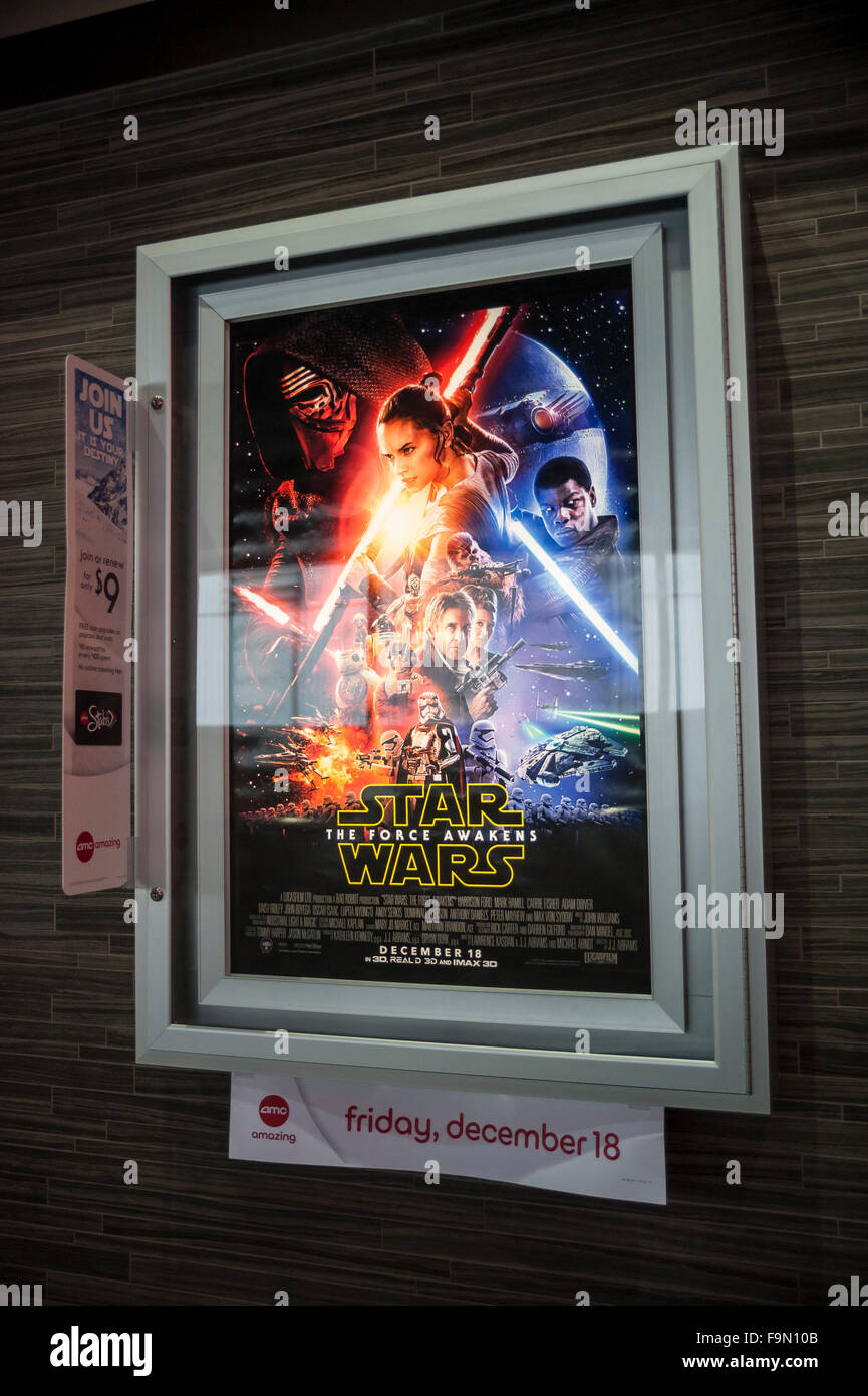 Chicago, Stati Uniti d'America. Il 17 dicembre 2015. Un centro di cinema annuncia l'apertura del nuovo film, "Guerre Stellari, la forza risveglia' che prende i posti su dicembre 18th. Credito: Stephen Chung / Alamy Live News Foto Stock