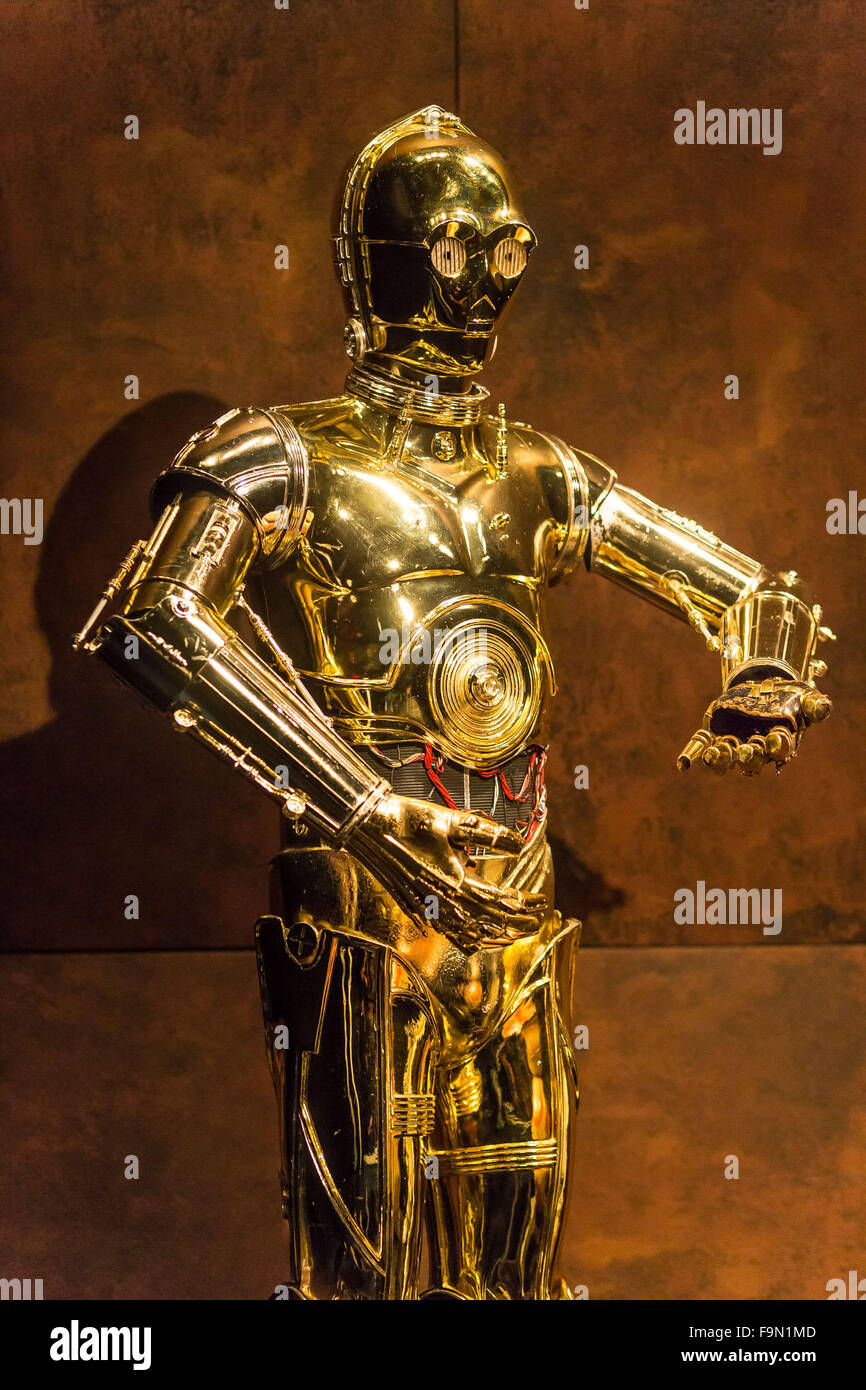 New York, Stati Uniti d'America. 17 dicembre, 2015. Iconico costumi da Star  Wars sono presentati nella mostra Smithsonian, ribelle. Jedi, Princess,  Regina : Star Wars e il potere del Costume. Questi costumi